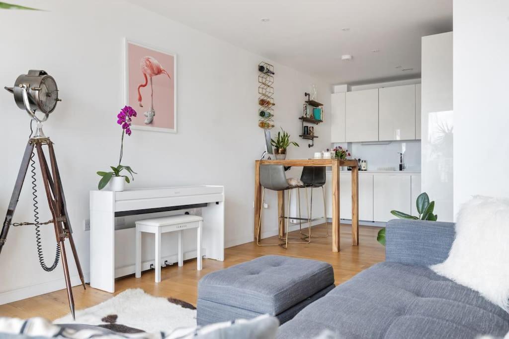 Modern New 1-Bedroom Home Stunning Views ロンドン エクステリア 写真