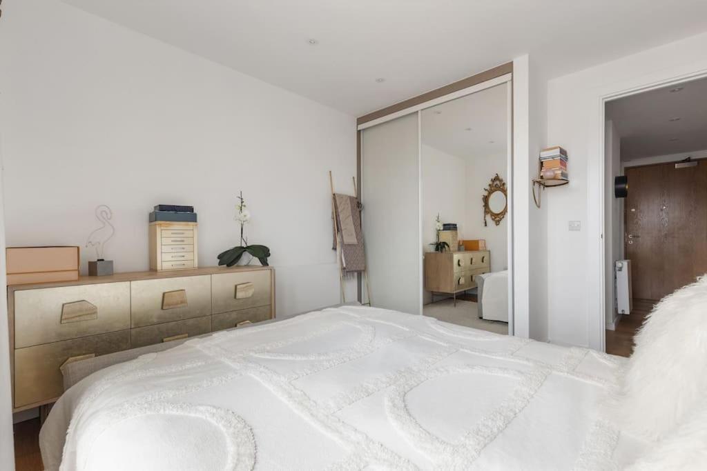 Modern New 1-Bedroom Home Stunning Views ロンドン エクステリア 写真