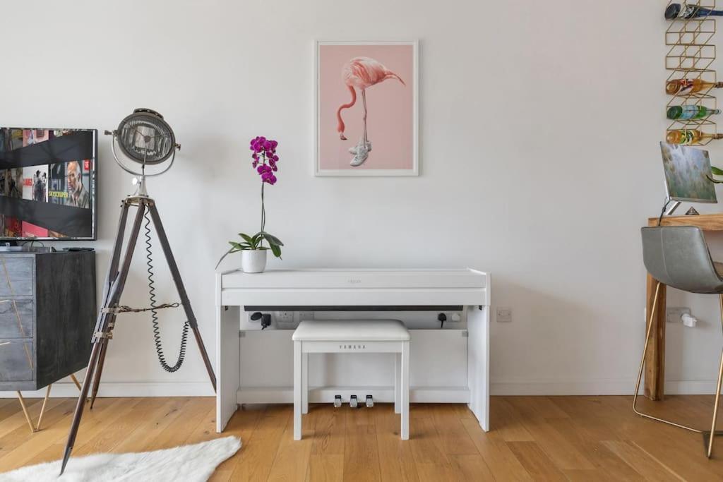Modern New 1-Bedroom Home Stunning Views ロンドン エクステリア 写真