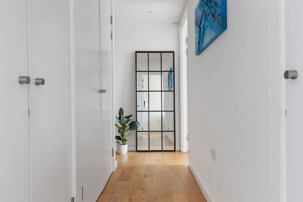 Modern New 1-Bedroom Home Stunning Views ロンドン エクステリア 写真