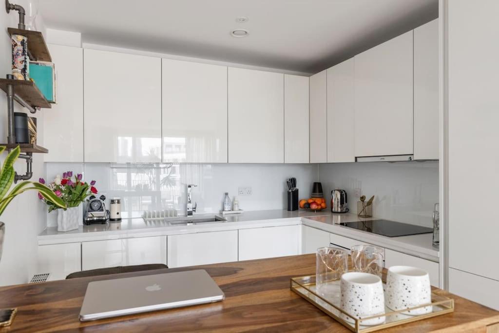 Modern New 1-Bedroom Home Stunning Views ロンドン エクステリア 写真